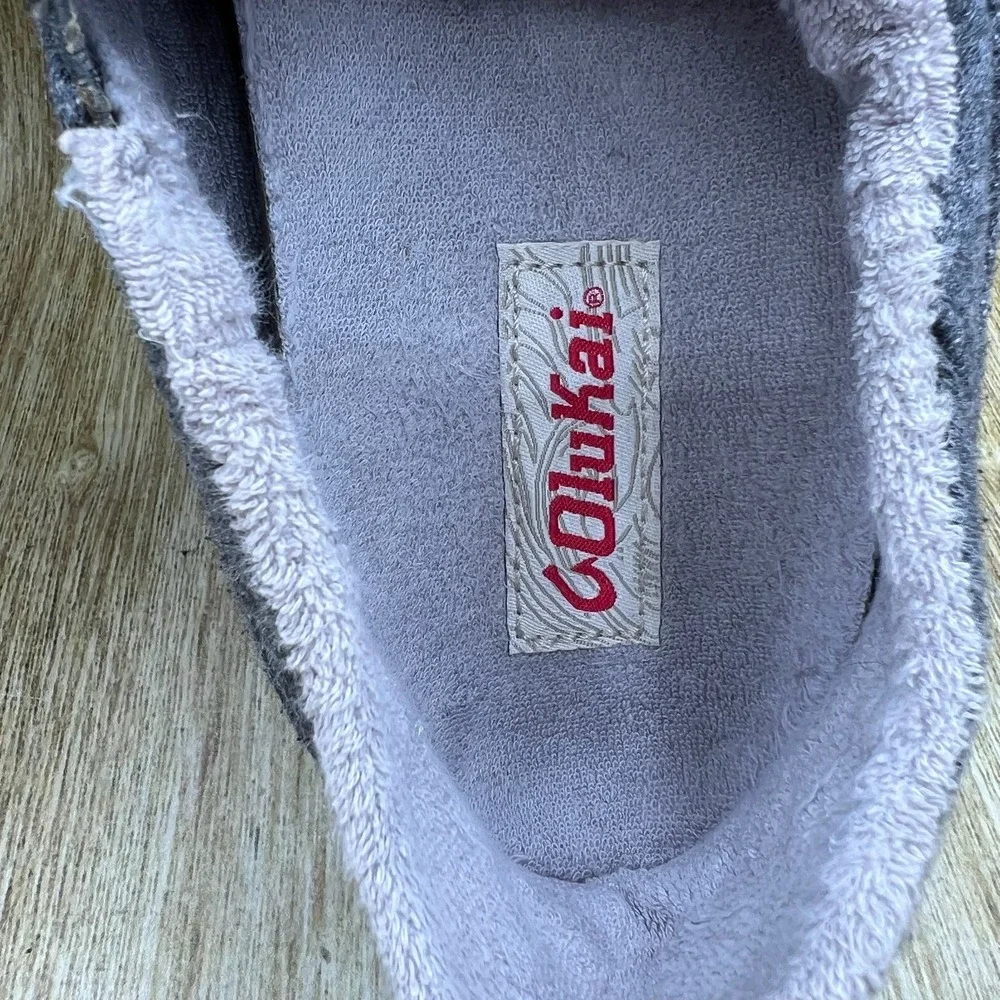 OluKai Mahana Slippers Men's Size‎ 10 Grey Quilted Textile Leather Slip On 10451